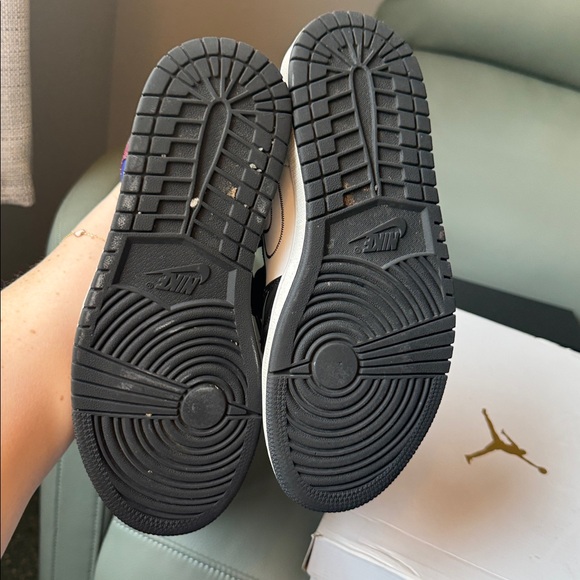 Women’s Air Jordan, one mid SE black white university red - Picture 10 of 10